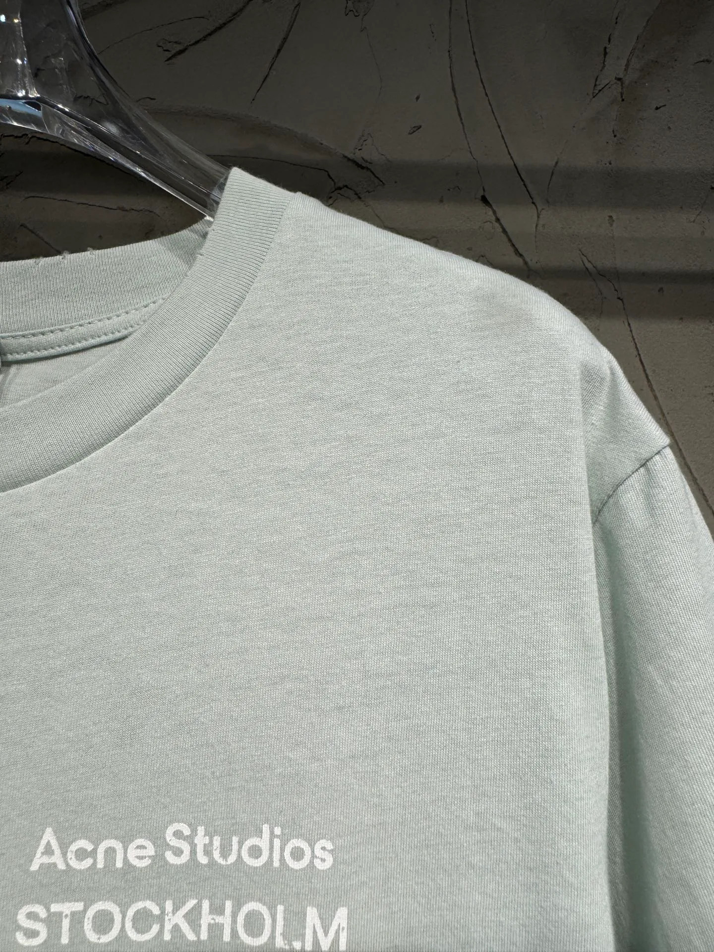 Acne Mint Green Short Sleeves｜How to wear cool clothes in summer🌵 AC cotton and linen New color, super refreshing🫶I love this refreshing light-colored outfit in summer🔆The mint green short-sleeves make you cool when you look at them, and the fabric is soft and skin-friendly❇️The loose, off-the-shoulder version is not flattering on your figure. The hem can be pinched up a little and paired with denim shorts to reveal your waistline. The proportions can be elongated in seconds for small people. Simple and basic styles do not need to be matched. It is easy to wear even if you are lazy and can be worn without makeup. Suitable for daily shopping or dating ~ Size: S M L